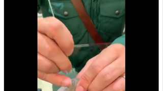 ウールコートの虫食い穴やスレは応急処置でもかなり目立たなくする事が可能なんです