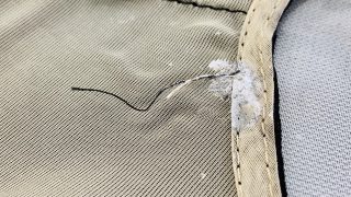 お洋服に付いた瞬間接着剤は応急処置などを何もせずにプロのしみ抜きにお願いする方が取れる可能性が高まります