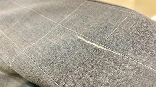 お洋服にも接着剤が付いてしまった時にはご相談下さい生地によってはお受けする事が出来ます