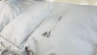 お正月の間に墨汁が付いてしまった白いダウンジャケットのしみ抜きご依頼を頂きました