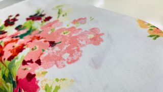 家庭用のオシャレ着洗い洗剤を使ったのに色が滲んでしまったお洋服の染み抜きを致しました