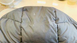 お洋服に付いてしまった建築用のコーキング剤を何とかして落して欲しいとのご依頼を頂きました
