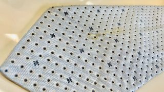 ネクタイをクローゼットから出してみたら保管前には見えなかったシミが浮き出ていた