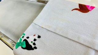 クローゼットの中にあるずっと仕舞ってあったお洋服に黄色いシミがあちこち出来た