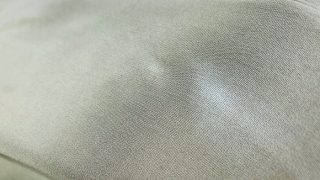 お洋服に少しだけシミが付いてしまった場合でも擦ってしまうと白けてしまう繊維があります