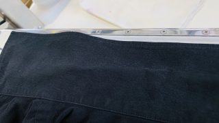 濃色のお洋服の襟部分は摩擦により変化しやすく色が剥げてきたり致しますのでご相談下さい