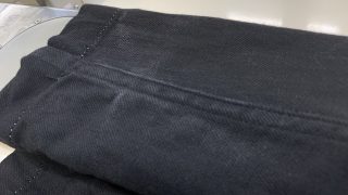 ジーンズの裾部分は摩擦により変化しやすく色が剥げてきたり致しますのでその時にはご相談下さいませ