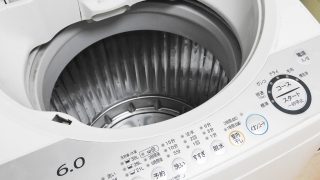 縦型式の洗濯機を使っていて黒い品物を洗うと白い粉っぽい汚れみたいなのが筋になって付いてしまった