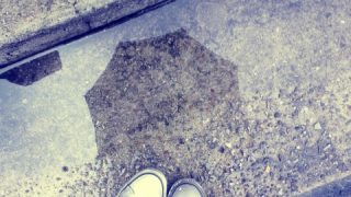 水が掛かった時に生地の見た目が変わってシミの様に見えてしまうウオータースポット現象とは