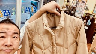 ダウンジャケットの襟元に化粧品が付いていませんか？袖口が黒く汚れていませんか？中間洗いをオススメ致します
