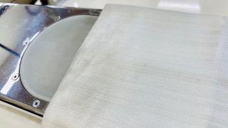 濃色の靴を着用の場合にはその色がパンツの裾についてしまったりする事があります