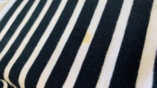 食べ物は時間が経つと腐りますからそれと同じ現象がお洋服の生地の上のシミ部分で起こっています