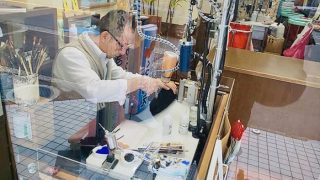 まだ諦めるのは早いと言う事をご自分の目で見て確かめて頂こうと始めたのが「店頭シミ抜き実演」です