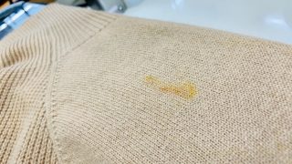 お洋服に花粉が付いて時に水を使って流したり拭いたり洗ったりするのは厳禁です