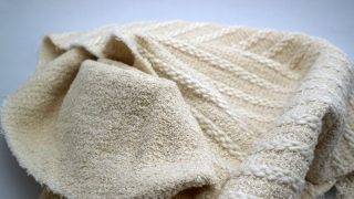 襟元の汚れが付きやすいマフラーにはファンデーションや皮脂汚れが多く付きますのでクリーニング屋さんにおまかせ下さいませ