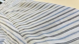 肩から掛けたいたバッグの色がお洋服に移ってしまった時でもシミ抜き出来ます