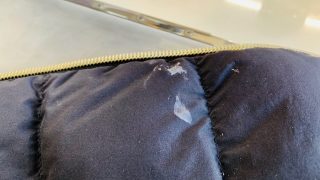 マニキュアがお洋服に付いてしまった時には除光液を使うと広がりますので要注意です