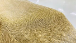 取れにくい黒いシミの正体は空気中のスス等の粉塵や油や水が混じっている複合的な汚れなのです
