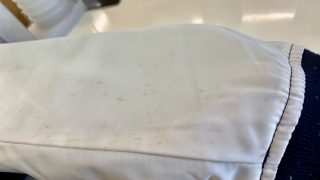 お洋服にカビが生えてしまう前に長時間の保管時には湿度が上がらない様に対策を致しましょう