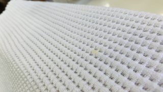 知らない間に服に付いてしまった食べこぼしのお家で洗っても残るシミはシミ抜きなら何とかなるかも知れませんよ