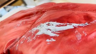 お洋服にコーキング剤がこんもりと付いてしまった時にそのまま諦めてしまってはいませんか？