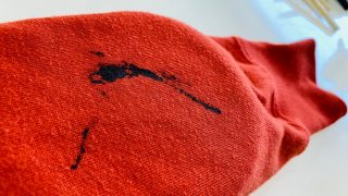何も触っていない生地にペンキが乗っかっているだけの状態というのが１番シミ抜きの時には落ちやすいベストの状態です