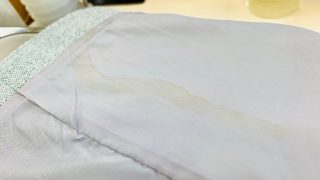 裏地の汚れを見えないからといってそのままの状態で時間が経ってしまうと変質して茶色や黄色に変色致しますので注意が必要です
