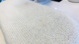 ベージュのニットに黄色いシミが浮き出て来ている場合には放置せずに染み抜き致しましょう