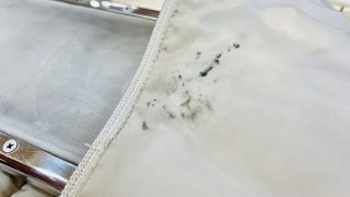 裏地に付いてしまったボールペンのインクでもピンポイントの部分シミ抜きで対応可能ですよ