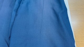 濃色のパンツの膝部分の色が変わっていませんか？それ何とかなるかも知れませんよ