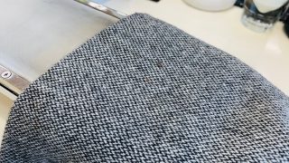 スーツに付いてしまったチョコレートの様なシミが気になるので何とかして欲しい