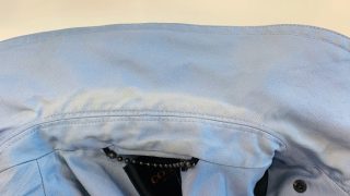 摩擦により変化しやすく色が剥げてきたりする濃色のお洋服の襟部分メンテナンスはご相談下さいませ