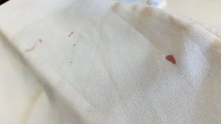 マニキュアがお洋服に付いた時に除光液を使ってはダメな繊維それは「アセテート」という繊維です