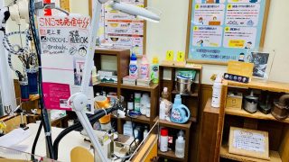 店頭シミ抜き実演の場所にオノウエが座っていない事がタマにありますのでご了承くださいませ