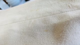 クローゼットにて長期間保管中にお洋服の一部が部分的に黄色くなってしまう５つの原因
