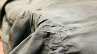 衣替えお直しをしようと用意していた黒いジャケットの脇部分の裏地が白くなってしまっていた