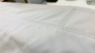 少し凸凹の部分には擦れにより生地が傷んでおりますので汚れが蓄積しやすく取れにくい状況です