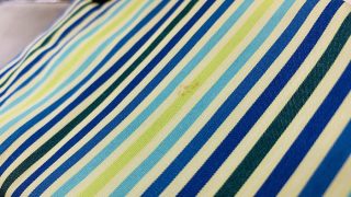 ストライプのシャツに付いてしまったオレンジ色の点々とある古いシミでも取る事は出来ますか