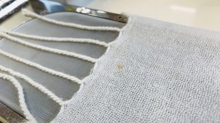 淡色で薄手のストールにシミや黄ばみが発生しても生地によってはかなりデリケートですのでお洗濯やしみ抜きには要注意です