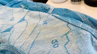 デニムのパンツは水洗いしていますか？洗わない状態で時間が経ってしまうと変色致しますので注意が必要です