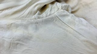 お洋服の脇部分の裏地の色が変色してしまってもしみ抜き等で殆ど目立たなくする事は可能です