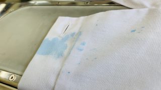 アクリル絵の具を取ろうとして余計にお洋服にアクリル絵の具が浸透してしまったり色が変化してしまった
