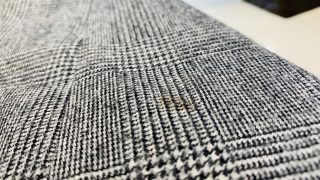 ウールのお洋服に付いてしまった食べこぼしのシミはそのままにして置くと衣類の害虫被害にあうかも知れません