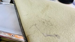 お洋服にインクが付いたので部分的に取ろうとして触ったら滲んで余計に取れにくくなってしまった