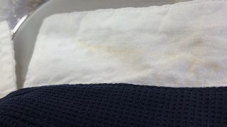 白い襟の裏側には汗等の残留で出来たオレンジ色や黄色い輪ジミが出来てしまっているかも知れませんよ