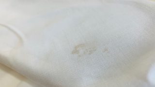 洗ったはずなのに後から部分的に浮出てきた黄ばみはお洗濯で取りきれてない成分が変化したシミ