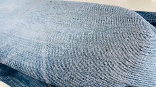 デニムのパンツは洗わない状態で時間が経ってしまうと変色致しますので注意が必要です