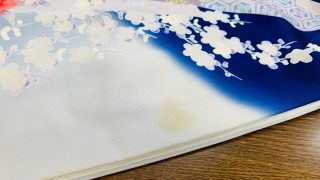 お着物が汚れてしまったりシミが付いてしまった時には触らずにお持ちいただく方がシミは落ちやすいです