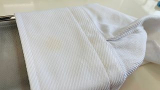 ワイシャツを着用しておりますとエリ周りは第一印象で見られやすく座っている場合には机の上に置いた腕の袖口が見られがちです
