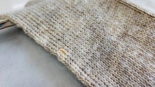 シミが付いてしまったお洋服を洗わずに数年間の間クローゼットの中に仕舞っているとどうなるのでしょう